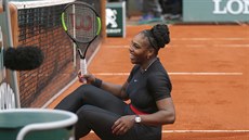 Americká tenistka Serena Williamsová se usmívá, poté co uklouzla na kurtu.