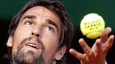 Francouzský tenista Jérémy Chardy servíruje v prvním kole Roland Garros, ve...