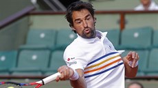 Francouzský tenista Jérémy Chardy se opírá do míku v zápase proti Tomái...