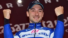 Italský cyklista Elia Viviani slaví vítzství v 17. etap Gira.