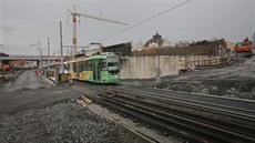 Kvůli práci na výstavbě ochranného rámu nad tratí nebudou jezdit tramvaje kolem...