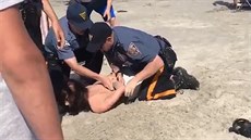 Policisti z New Jersey mlátili na pláži ženu