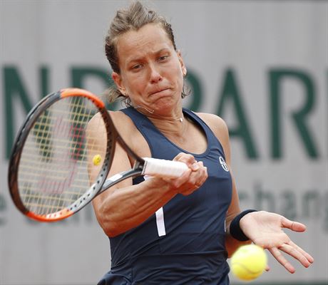 Barbora Strcov bhem druhho kola Roland Garros.