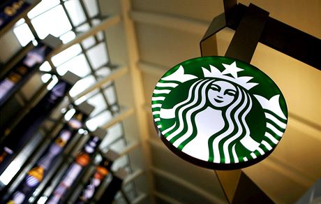 Kavárna Starbucks na letiti v americkém Los Angeles