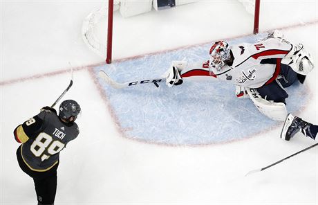 Braden Holtby, glman Washingtonu, zastavuje stelu vegaskho tonka Alexe...