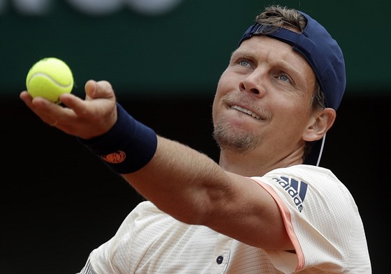 Tomá Berdych podává bhem 1. kola Roland Garros.