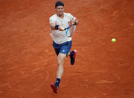 Tenista Tom Berdych na centrlnm dvorci v arelu Rolanda Garrose bojuje o...