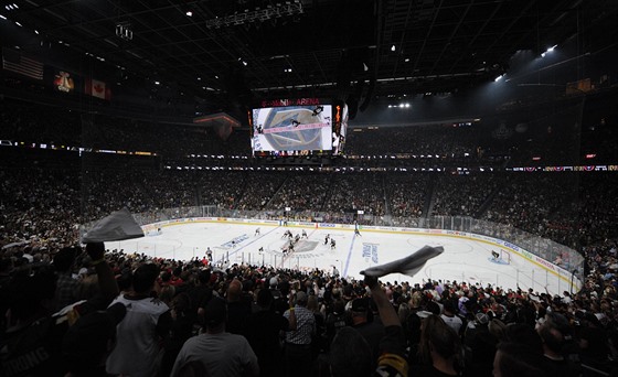 Atmosféra v arén Las Vegas bhem prvního utkání finále Stanley Cupu proti...