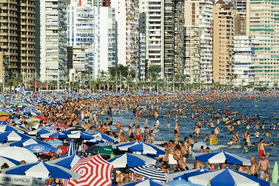 Přeplněná pláž ve španělském městě Benidorm v provincii Alicante na břehu...