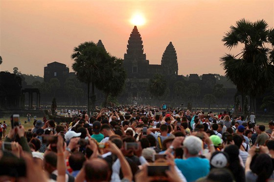 Tisíce lidí každé ráno sledují magický východ slunce nad chrámem Angkor Vat v...