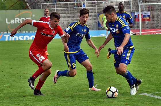 Brnnský fotbalista Marek Vintr (vlevo) v utkání proti Jihlav.