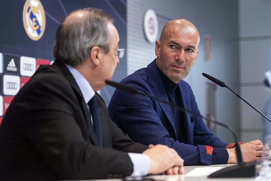 KONM. Zinedine Zidane a Florentino Prez na tiskov konferenci Realu Madrid.