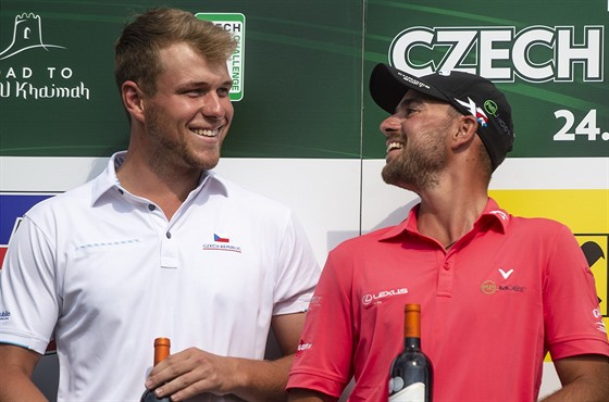Filip Mrzek (vpravo) a imon Zach po dleném 25. míst na turnaji Czech...