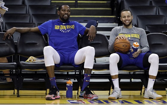 Kevin Durant (vlevo) a Stephen Curry budou ve finále NBA bojovat i za Damariouse Randalla.