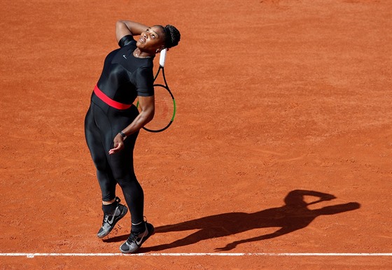 Americká tenistka Serena Williamsová servíruje.