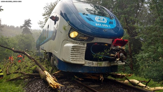 Osobní vlak najel v úterý v podveer na elezniní trati mezi Holýovem a...