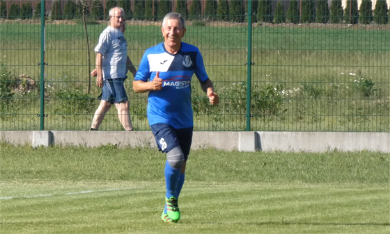 Bogdan Glabicki, 71letý fotbalista z klubu Hutnik Huta Czechy, oslavuje gól.