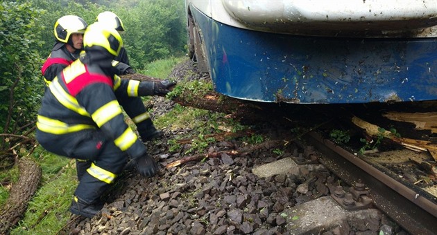 Vlak narazil u Hořic do stromu na kolejích,  nehoda provoz na trati zastavila