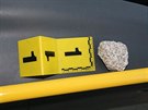 Mu� kamenem rozbil okno autobusu.