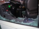 Mu� kamenem rozbil okno autobusu.