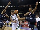 Americký basketbalista Russell Westbrook atakuje slovinského soupee Botjana...