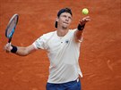 Tomá Berdych podává bhem 1. kola Roland Garros.