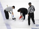 Úprava ledové plochy bhem prvního finále mezi Vegas a Washingtonem.