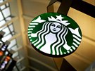 Kavárna Starbucks na letiti v americkém Los Angeles