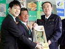 Vítězem rekordní aukce melounů v japonském Sapporu se stal Shinya Noda (vpravo).