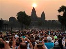 Tisíce lidí kadé ráno sledují magický východ slunce nad chrámem Angkor Vat v...