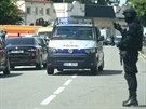 Policejn� v�z odj�d� od domu na okraji Ostravy, kde se zabarik�doval mu� a...