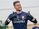 Brankář fotbalové reprezentace Tomáš Vaclík se během tréninku chlubí...