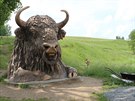 V Byst�ici nad Pern�tejnem, hned vedle velk� plastiky zubra, za�al vyr�stat...