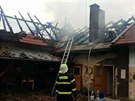Dvanáct jednotek hasičů zasahovalo u požáru stodoly se zvířaty a rodinného domu...