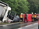 Tragick� nehoda osobn�ho a n�kladn�ho auta uzav�ela silnici u obce Bukov na...