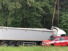 Tragick� nehoda osobn�ho a n�kladn�ho auta uzav�ela silnici u obce Bukov na...