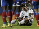 Lionel Messi z Argentiny se zvedá po faulu v zápase s Haiti