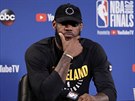 LeBron James z Clevelandu se zamýlí na tiskové konferenci ped finále NBA.
