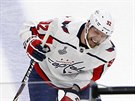 Jevgenij Kuzncov z Washingtonu opoutí druhé finále NHL s bolestivou grimasou.