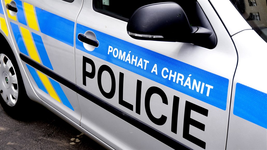 Senior napadl sekerou dva lidi, policie ho viní z pokusu o vraždu