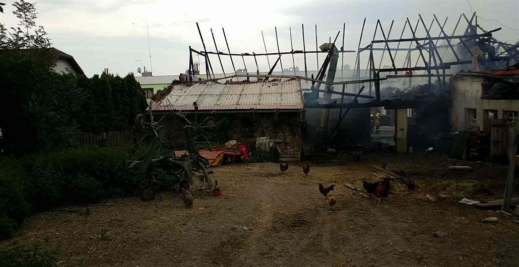 Dvanáct jednotek hasičů zasahovalo u požáru stodoly se zvířaty a rodinného domu...