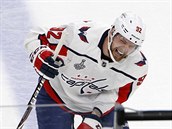 Jevgenij Kuzncov z Washingtonu opout druh finle NHL s bolestivou grimasou.