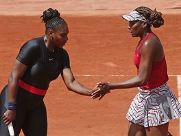 SESTRY V AKCI. Serena Williamsová (vlevo) společně s Venus Williamsovou v...