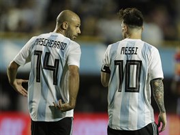 Javier Mascherano a Lionel Messi z Argentiny bhem utkání s Haiti