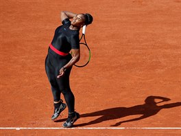 Americk tenistka Serena Williamsov servruje.