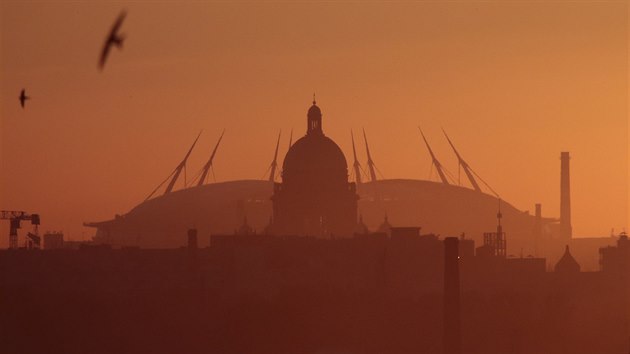 Katedrla svatho Izka a fotbalov stadion Zenitu v Petrohrad (21. kvtna 2018)