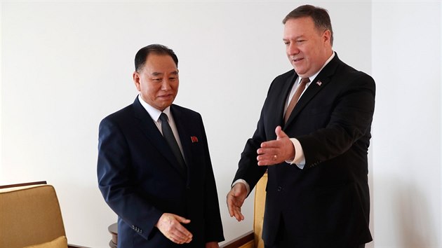 Americk ministr zahrani Mike Pompeo a severokorejsk vyslanec Kim Jong-chol na spolenm jednn v New Yorku (31. kvtna 2018)