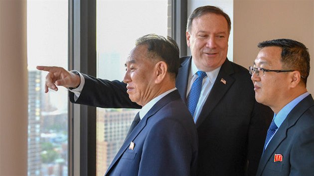 Americký ministr zahraničí Mike Pompeo a severokorejský vyslanec Kim Jong-čchol na společném jednání v New Yorku (31. května 2018)