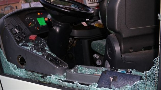 Mu� kamenem rozbil okno autobusu.