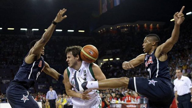 Americký basketbalista Russell Westbrook atakuje slovinského soupeře Boštjana Nachbara nohou během zápasu na mistrovství světa.